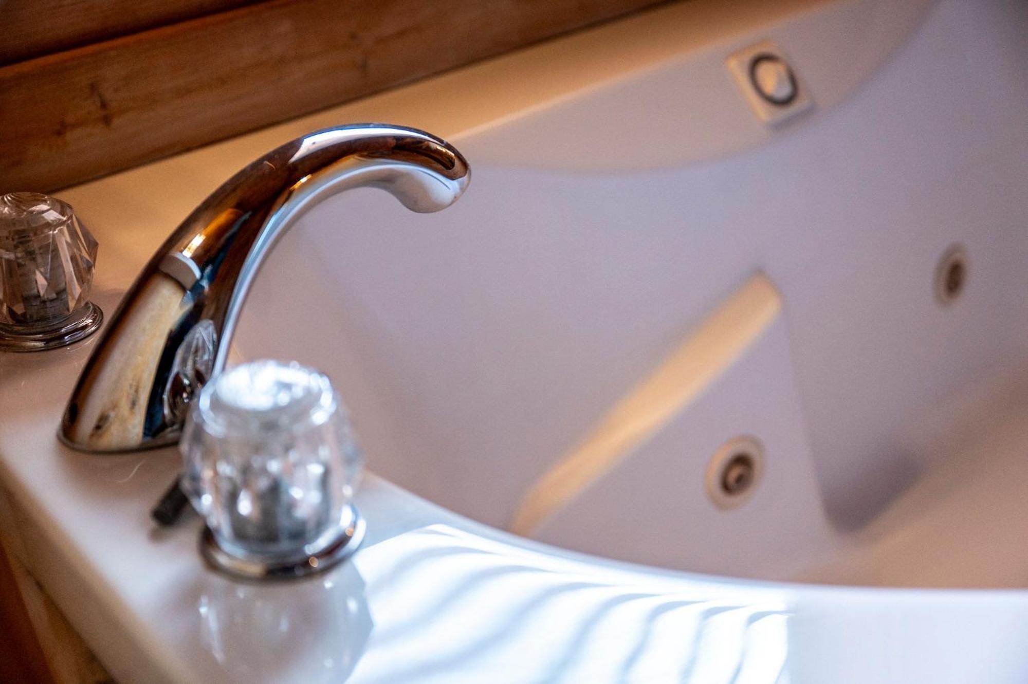 Bearfoot Pines - True Log Cabin - Wi-Fi, Hot Tub, Fishing, Deck With Views! - Mins To Pf 세비어빌 외부 사진