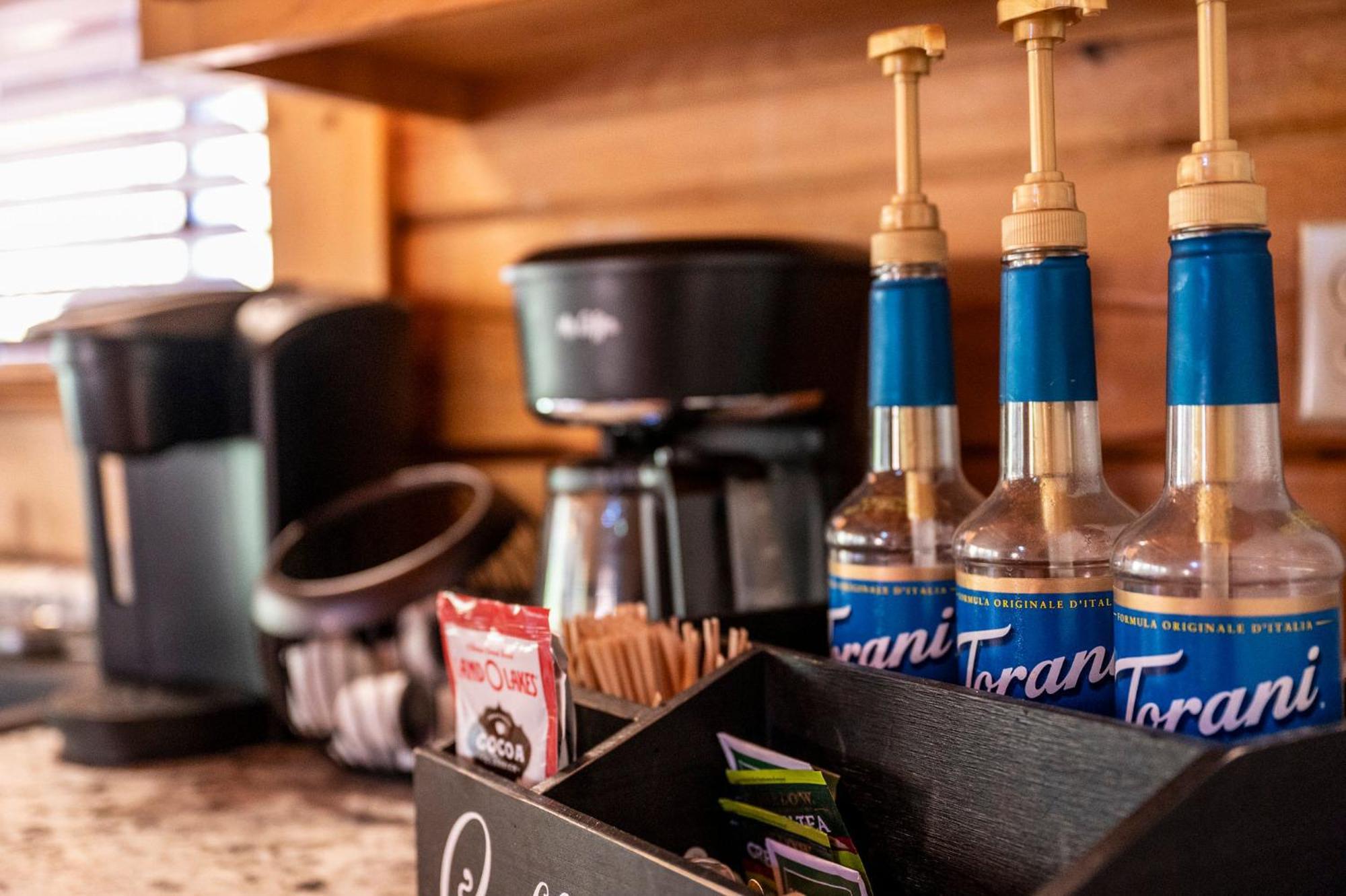 Bearfoot Pines - True Log Cabin - Wi-Fi, Hot Tub, Fishing, Deck With Views! - Mins To Pf 세비어빌 외부 사진