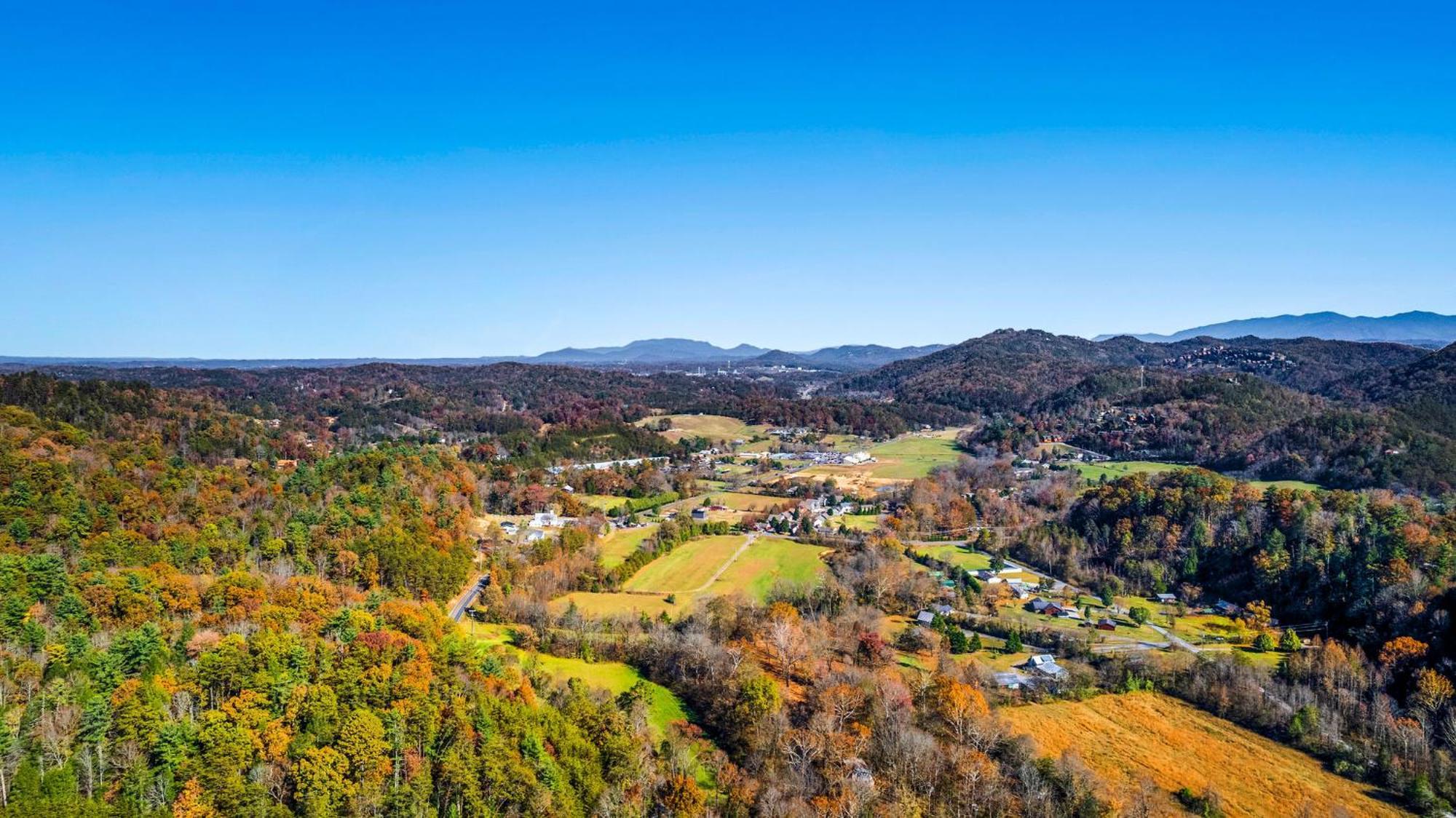 Bearfoot Pines - True Log Cabin - Wi-Fi, Hot Tub, Fishing, Deck With Views! - Mins To Pf 세비어빌 외부 사진